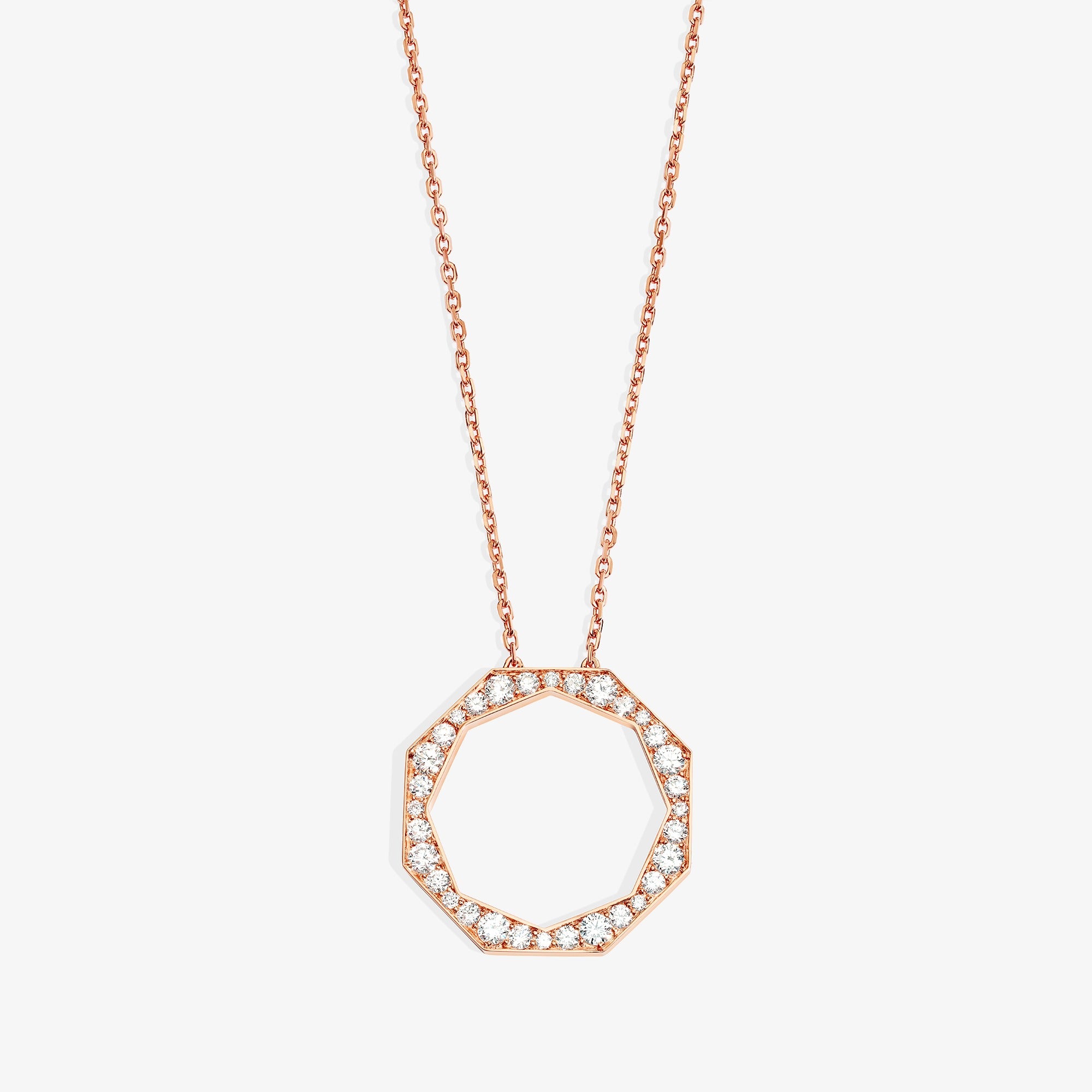 عقد كبير من الماس من برواز تراث