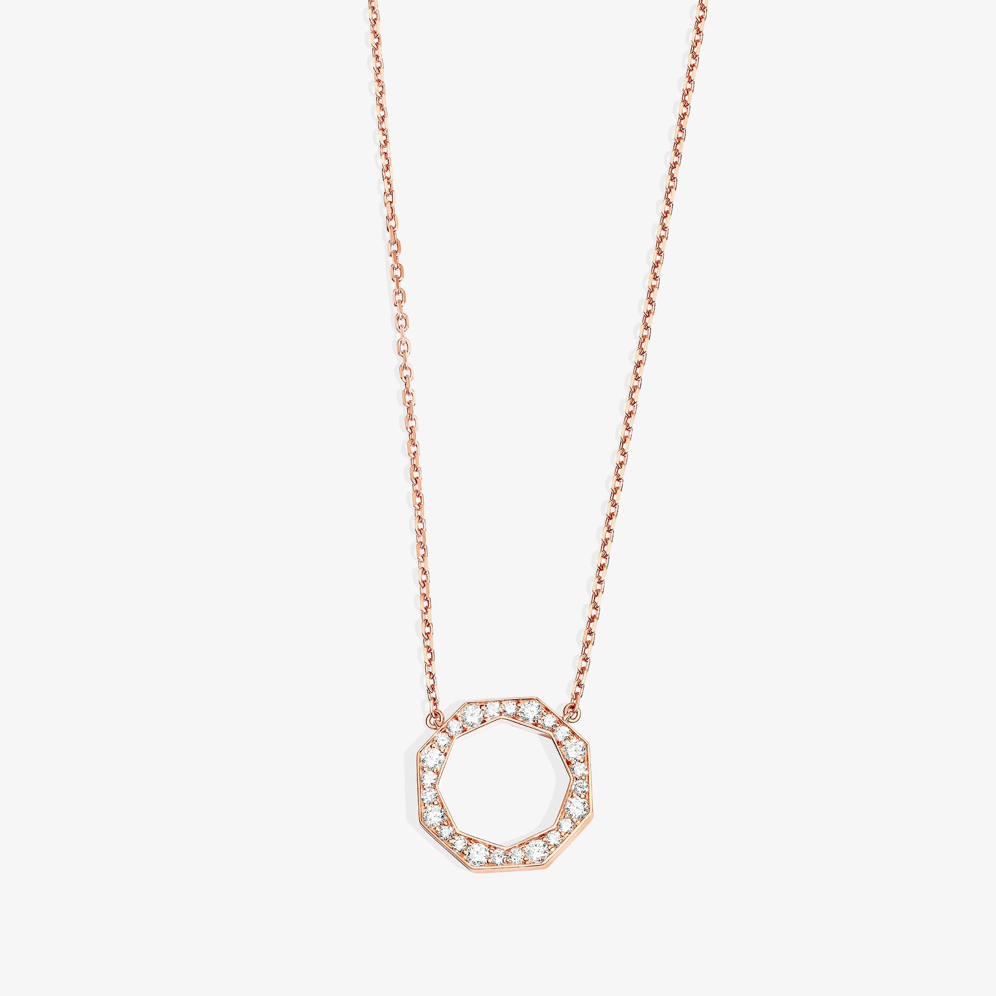 عقد من الماس من برواز تراث