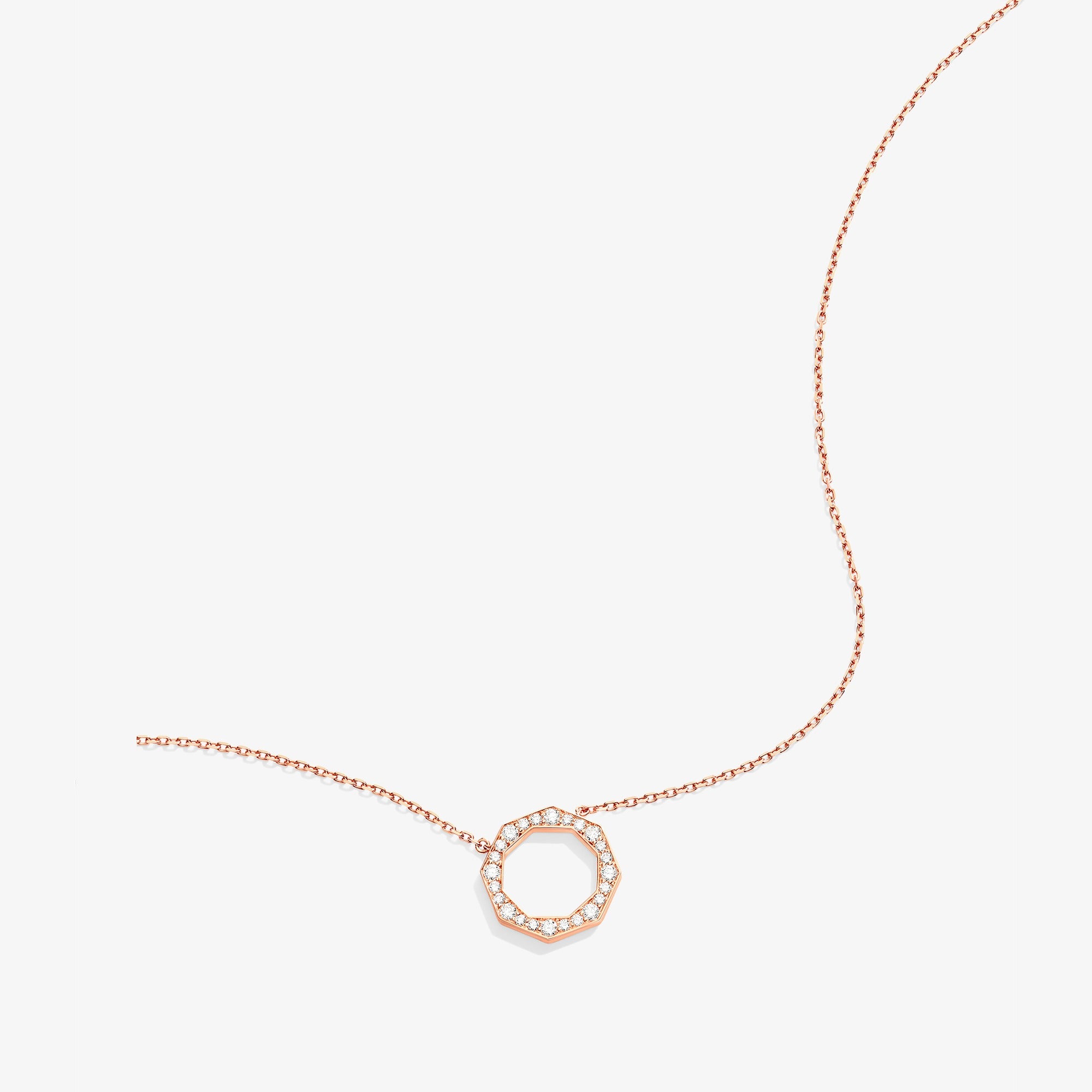 عقد من الماس من برواز تراث