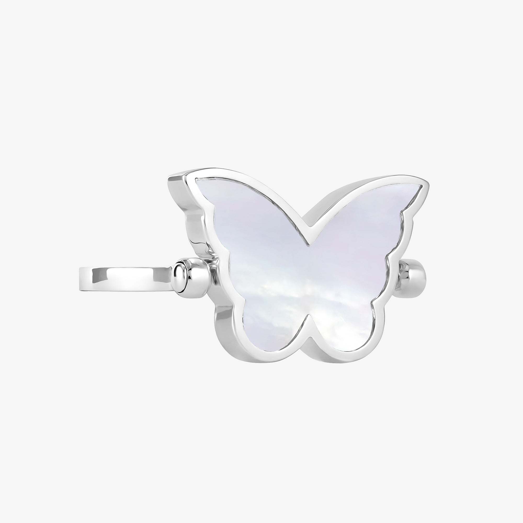 خاتم كبير قلاّب كلاسيكي على شكل فراشة من الذهب الأبيض والماس