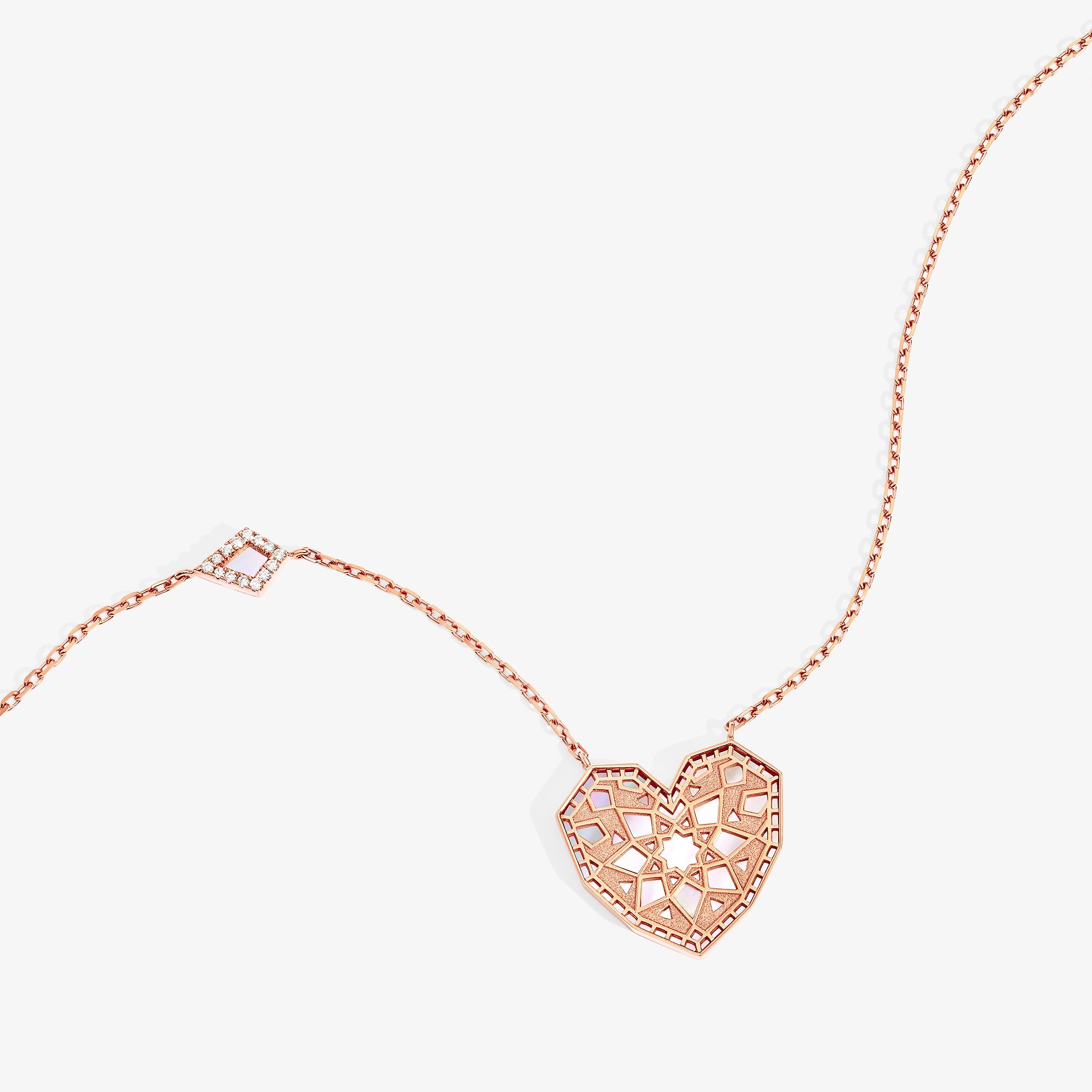 عقد متوسط الحجم من مجموعة قلب تراث