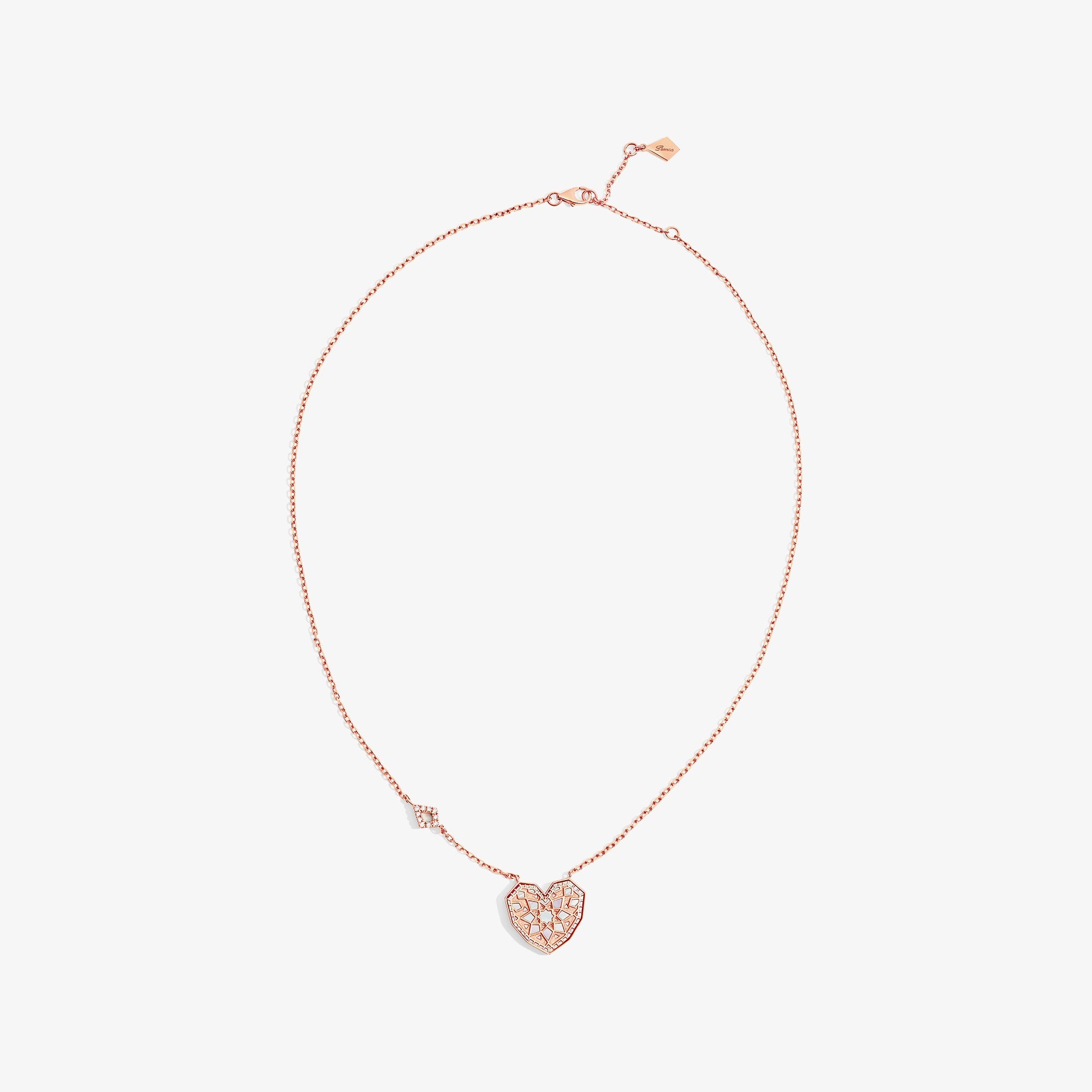 عقد صغير الحجم من مجموعة قلب تراث