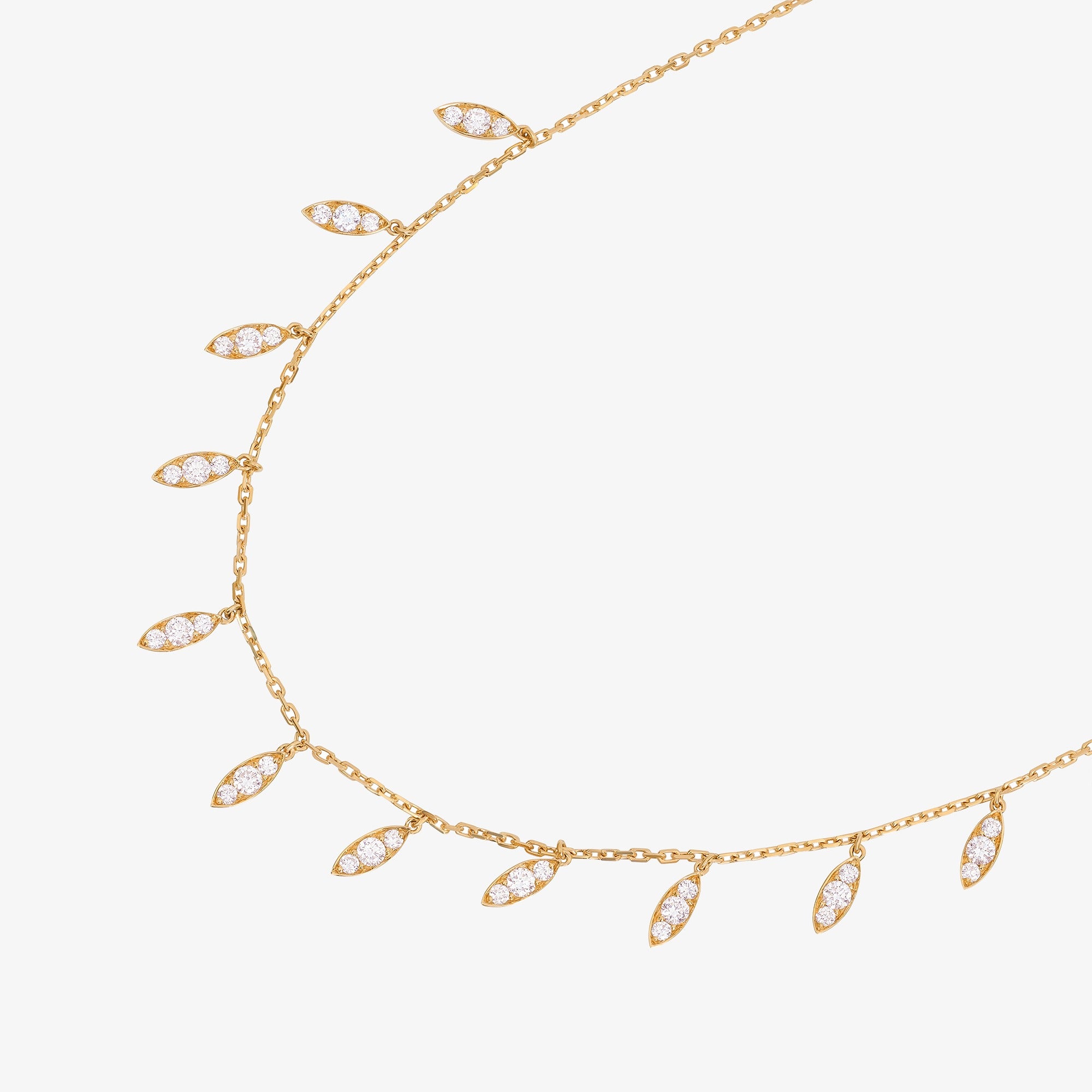 عقد متدلٍ ذهب أصفر مرصّع بماسات ماركيز من برق