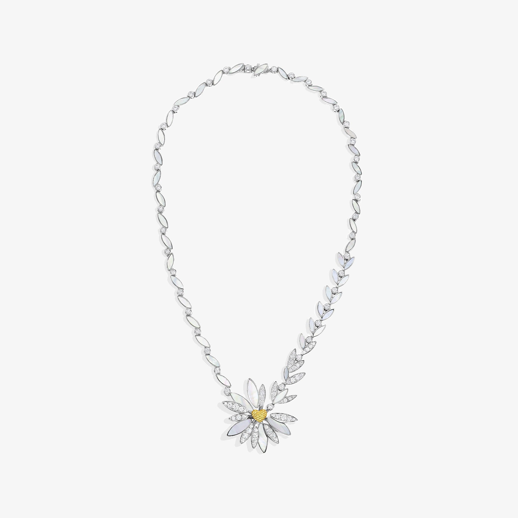 عقد من الياقوت الأصفر والذهب الأبيض من بتحبّ ما بتحبّ