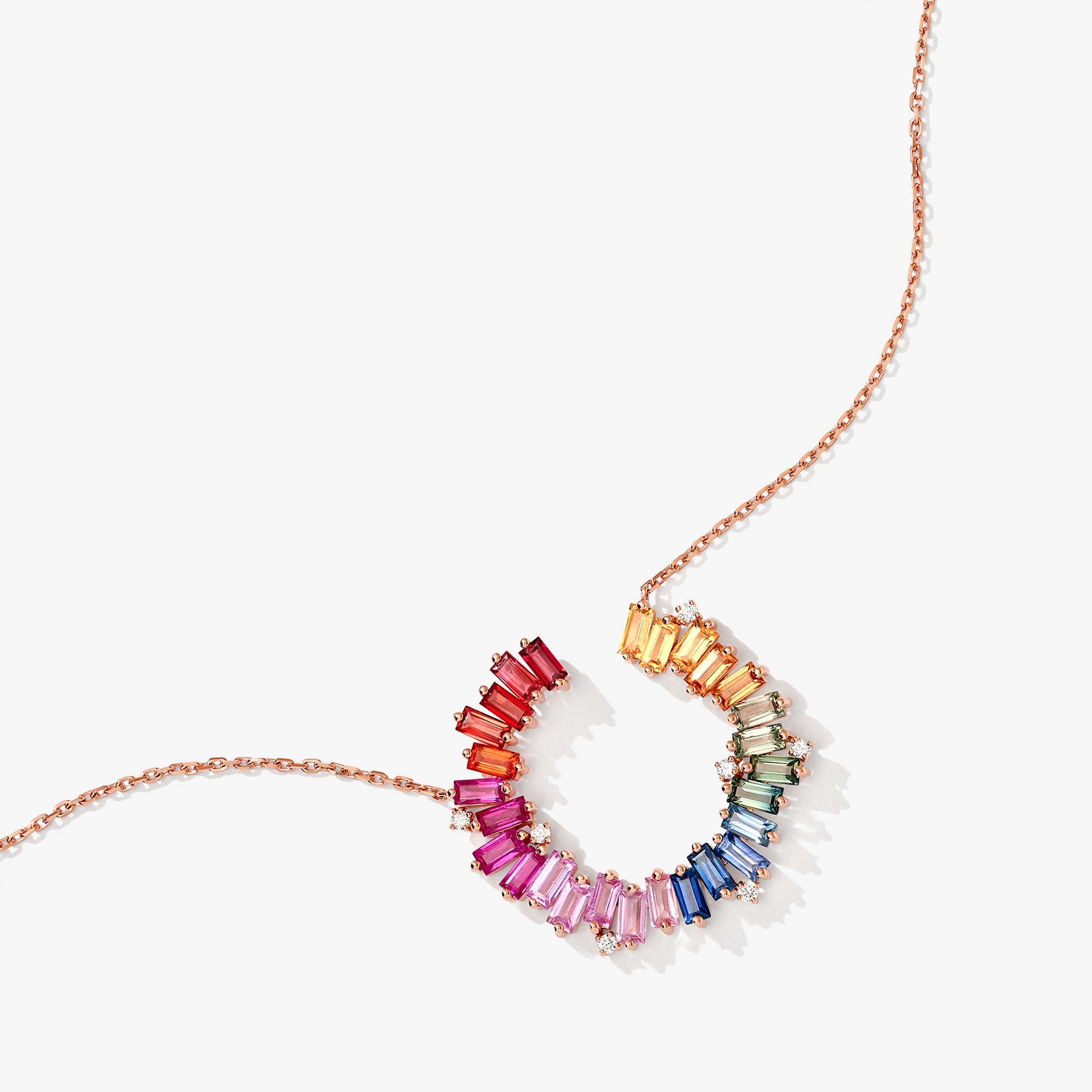 عقد من الياقوت والذهب الزهري من نور