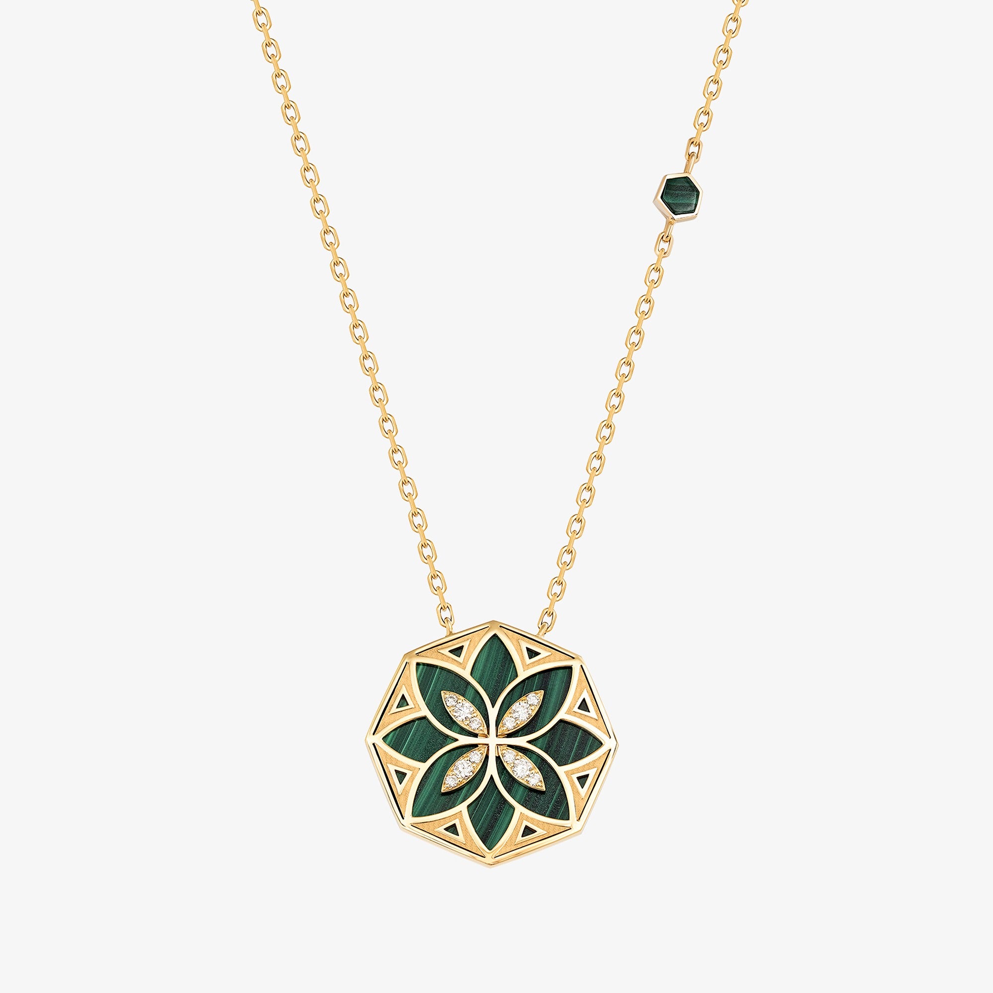 عقد صغير من ورد تراث